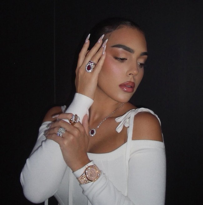 Tunangan Ronaldo ini sering memakai jam tangan yang dihiasi berlian. Salah satunya jam tangan Audemars Piguet Royal Oak yang sepenuhnya dihiasi berlian potongan brilliant dan baguette. Jam berdiameter 37mm ini dibuat dari rose gold 18 karat dan berharga sekitar US$ 165.127. Foto: Dok. Instagram Georgina Rodriguez