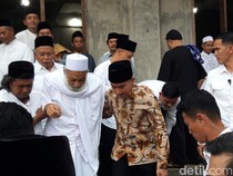 Kunjungi Ponpes Annajah Boyolali, Gibran Bagikan Sarung-Buku Tulis