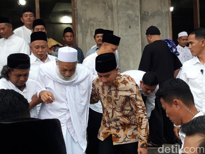 Wapres Gibran Rakabuming Raka jalan bersama KH. Abdul Hamid berjalan kaki menuju masjid untuk Salat Jumat, Jumat (27/3/2026).