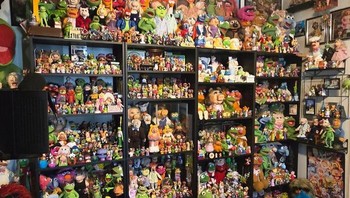 Sang pemilik koleksi Muppet terbesar di West Coast memamerkan satu dinding penuh karakter ikonik yang legendaris, dan ternyata ini baru sebagian kecil dari seluruh koleksi yang ia miliki. Libran98 via BoredPanda