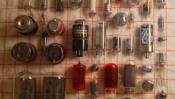 Barisan tabung layar vintage atau display tubes yang disusun rapi ini menunjukkan keindahan teknologi masa lalu dengan design yang sangat klasik dan estetik. DenkJu via BoredPanda