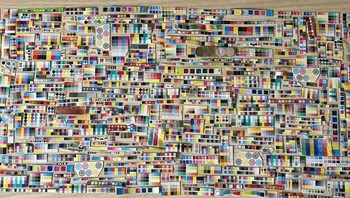 Sebuah hobi unik mengumpulkan potongan tes warna dari kemasan produk memperlihatkan berbagai bentuk unik hingga kesalahan cetak yang jarang disadari oleh konsumen biasa. suburbiabarbie via BoredPanda