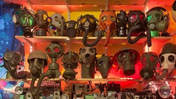 Koleksi masker gas militer dan industri dari era Perang Dunia I hingga tahun 1988 ini tampak sangat gagah sekaligus memberikan nuansa sejarah yang kuat tentang perlindungan diri manusia. 19volts via BoredPanda