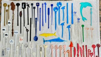 Deretan batang pengaduk minuman atau swizzle stick hadir dengan berbagai bentuk kreatif dan warna-warni cerah yang dikumpulkan dari berbagai kafe dan bar unik. eastcoastfarmergirl via BoredPanda