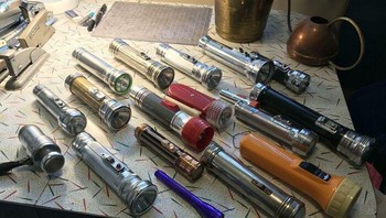 Koleksi senter vintage dari berbagai era ini memperlihatkan evolusi alat penerangan portabel manusia dengan desain bodi logam yang sangat ikonik dan masih tampak kokoh. via BoredPanda  