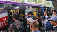 Sejumlah penumpang bersiap memasuki bus Transjakarta di Halte Tosari, Jakarta, Jumat (27/3/2026).