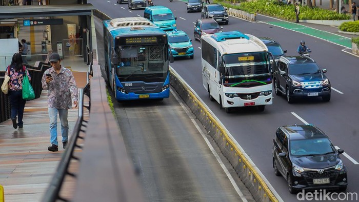 Sejumlah penumpang bersiap memasuki bus Transjakarta di Halte Tosari, Jakarta, Jumat (27/3/2026).