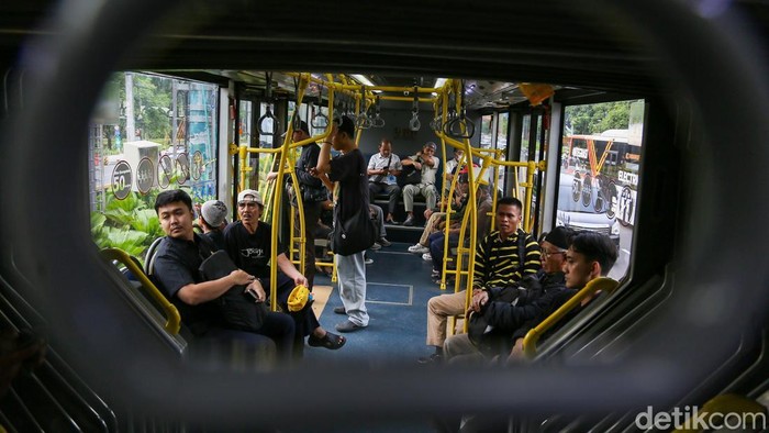 Sejumlah penumpang bersiap memasuki bus Transjakarta di Halte Tosari, Jakarta, Jumat (27/3/2026).