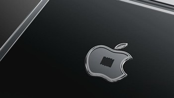 Caviar menyematkan fragmen kain dari turtleneck hitam khas Jobs, pakaian yang menjadi identitasnya selama puluhan tahun, di tengah logo Apple Kain tersebut berasal dari koleksi Issey Miyake, desainer yang memang dikenal sebagai pembuat turtleneck favorit Steve Jobs. Selama hidupnya, Jobs bahkan memesan pakaian tersebut dalam jumlah banyak agar tidak perlu repot memilih baju setiap hari. Foto: Caviar