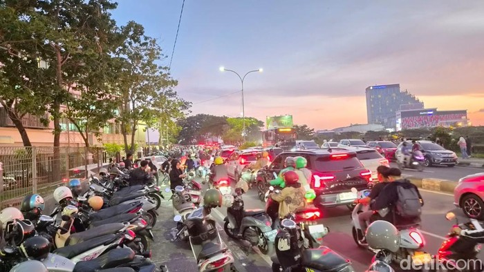 Jalan Metro Tanjung Bunga Makassar macet parah.