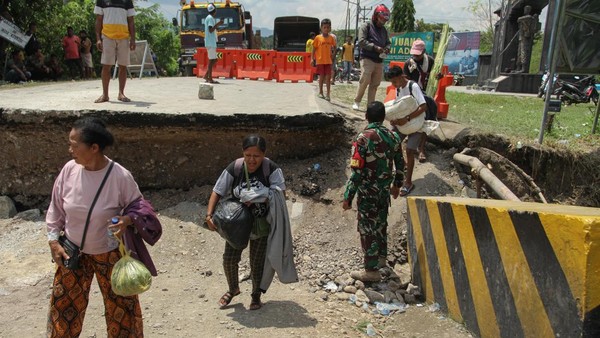 Jembatan Oelmasi Amblas, Akses Kupang-Atambua Lumpuh