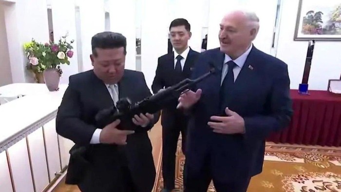 Senapan yang dipegang oleh pemimpin Korea Utara, Kim Jong Un adalah hadiah dari Presiden Belarusia, Lukashenko. Ia berseloroh, ini untuk berjaga-jaga kalau musuh datang. (Belarus press pool)