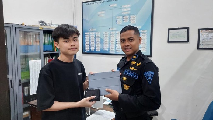 KAI Daop 4 Semarang kembalikan barang-barang milik penumpang yang tertinggal di kereta.
