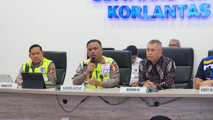 Kakorlantas Polri Irjen Agus Suryonugroho (tengah) (Dok istimewa).
