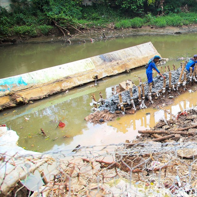 Kali Angke Diperkuat Usai Turap Ambruk