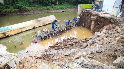 Kali Angke Diperkuat Usai Turap Ambruk