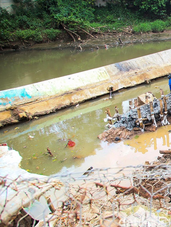 Kali Angke Diperkuat Usai Turap Ambruk