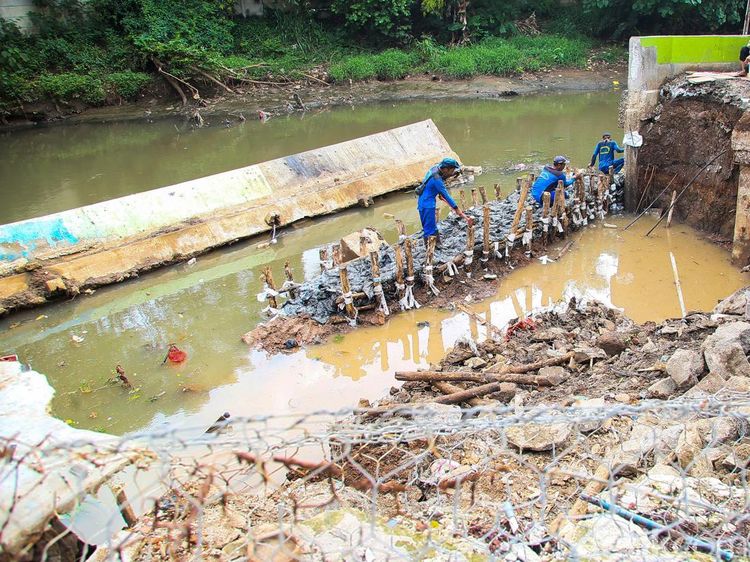 Kali Angke Diperkuat Usai Turap Ambruk