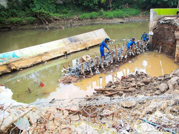 Kali Angke Diperkuat Usai Turap Ambruk