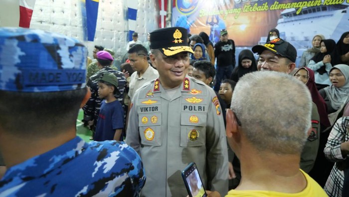 Kapolda Babel Irjen Viktor T. Sihombing pantau pelepasan pemudik lewat KRI Semarang di Belitung