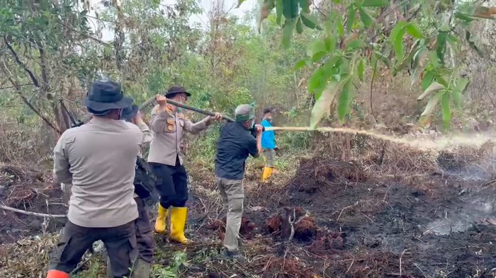 Kapolda Riau Irjen Herry Heryawan kembali melninjau lokasi karhutla. Kali ini, dia didampingi Rocky Gerung memadamkan kebakaran di Bengkalis. (dok Polda Riau)