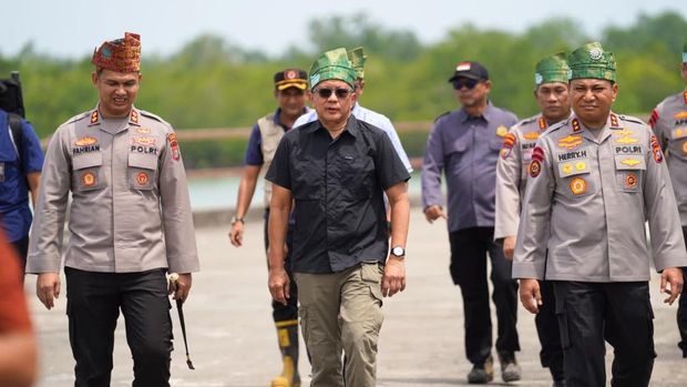 Kapolda Riau Irjen Herry Heryawan kembali melninjau lokasi karhutla. Kali ini, dia didampingi Rocky Gerung memadamkan kebakaran di Bengkalis. (dok Polda Riau)