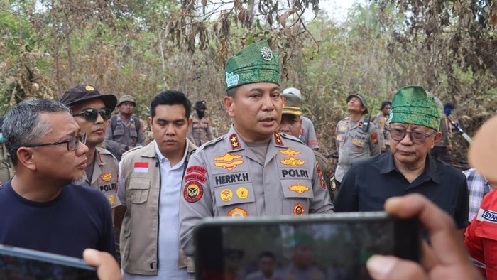 Kapolda Riau Irjen Herry Heryawan turun langsung meninjau karhutla di Kota Dumai. Dia mengatakan karhutla mulai terkendali berkat kolaborasi banyak pihak. (dok Polda Riau)