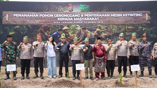 Kapolda Riau Irjen Pol Herry Heryawan melakukan penanaman pohon dan menyerahkan bantuan mesin ketinting untuk nelayan Pulau Rupat. Kapolda Riau Irjen Pol Herry Heryawan melakukan penanaman pohon dan menyerahkan bantuan mesin ketinting untuk nelayan Pulau Rupat, Jumat (27/3/2026).