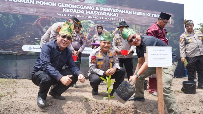 Kapolda Riau Irjen Pol Herry Heryawan melakukan penanaman pohon dan menyerahkan bantuan mesin ketinting untuk nelayan Pulau Rupat, Jumat (27/3/2026).