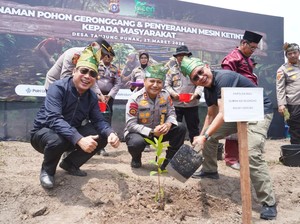 Kapolda Riau Tanam Pohon dan Beri Bantuan Mesin Ketinting untuk Nelayan Pulau Rupat