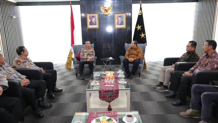 Kapolda Sumsel, Irjen Sandi Nugroho membahaspenguatan kolaborasi menjaga keandalan listrik sebagai urat nadi ekonomi daerah bersama jajaran pimpinan PT PLN. (dok Polda Sumsel)