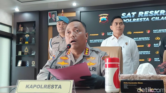 Kapolresta Cilacap, Kombes Budi Adhy Buono saat ungkap kasus di aula setempat, Jumat (27/3/2026).