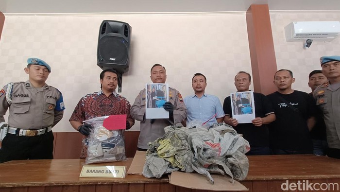 Kapolresta Cilacap, Kombes Budi Adhy Buono menunjukkan barang bukti kasus pembunuhan WNA asal Singapura, Jumat (27/3/2026).
