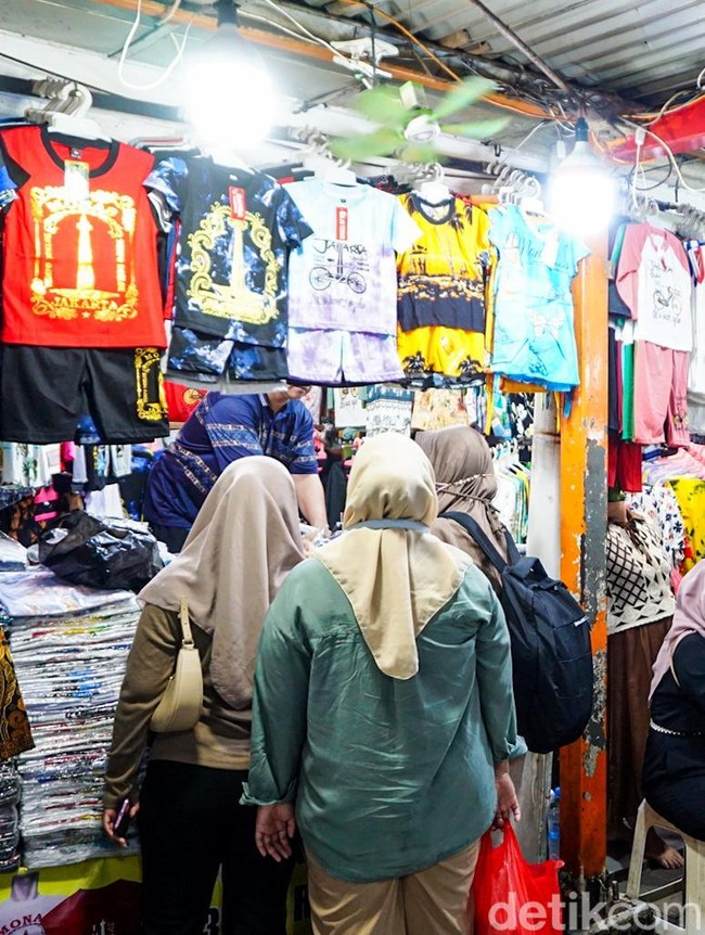 Kawasan Lenggang Jakarta Jadi Favorit Belanja Oleh-oleh