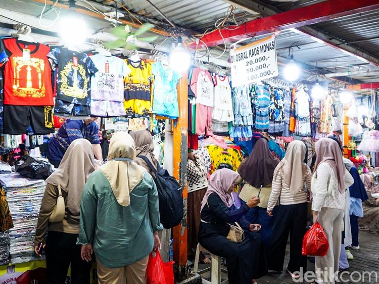 Kawasan Lenggang Jakarta Jadi Favorit Belanja Oleh-oleh