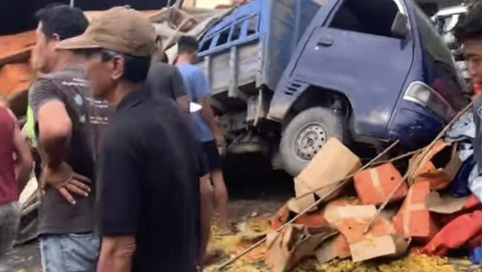 Kecelakaan beruntun di Jalan Lintas Sumatera yang menewaskan satu orang pengendara sepeda motor. (Screenshot video)