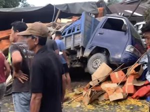 Truk Angkut Jeruk Tabrak Sejumlah Pengendara di Labuhanbatu, 1 Tewas