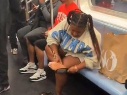 Foto Tingkah Penumpang Kereta AS Ini Bikin Anak KRL RI Auto Tepok Jidat