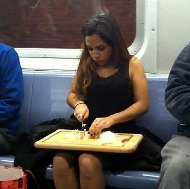 Foto Tingkah Penumpang Kereta AS Ini Bikin Anak KRL RI Auto Tepok Jidat