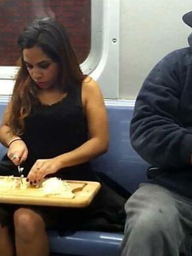 Foto Tingkah Penumpang Kereta AS Ini Bikin Anak KRL RI Auto Tepok Jidat