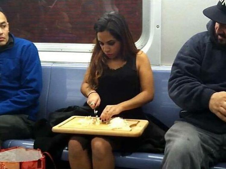 Foto Tingkah Penumpang Kereta AS Ini Bikin Anak KRL RI Auto Tepok Jidat