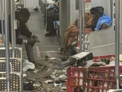 Foto Tingkah Penumpang Kereta AS Ini Bikin Anak KRL RI Auto Tepok Jidat