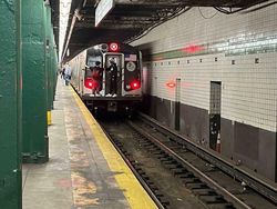 Foto Tingkah Penumpang Kereta AS Ini Bikin Anak KRL RI Auto Tepok Jidat