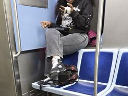 Foto Tingkah Penumpang Kereta AS Ini Bikin Anak KRL RI Auto Tepok Jidat
