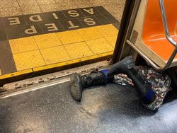 Foto Tingkah Penumpang Kereta AS Ini Bikin Anak KRL RI Auto Tepok Jidat