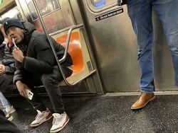 Foto Tingkah Penumpang Kereta AS Ini Bikin Anak KRL RI Auto Tepok Jidat