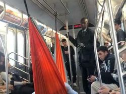 Foto Tingkah Penumpang Kereta AS Ini Bikin Anak KRL RI Auto Tepok Jidat