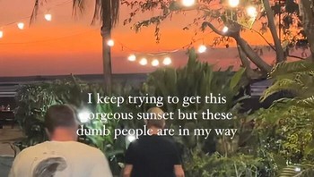 Kan itu tempat umum, ya? Plus, siapa saja bisa menikmati pemandangan secantik itu. Foto: Pinnacle94030 via Bored Panda