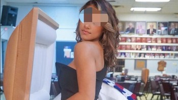 Berfoto di pemakaman ayahnya dengan pose ini, netizen langsung merujaknya. Foto: Esakatis via Bored Panda