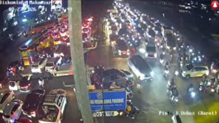 Kemacetan di depan Pintu 1 Unhas terpantau dari CCTV Diskominfo Makassar.